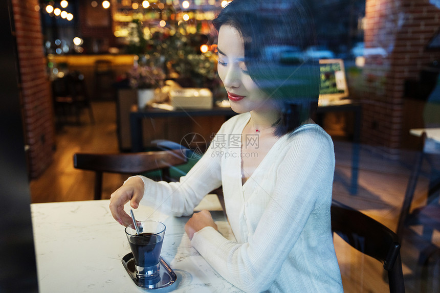 喝咖啡的青年女人图片