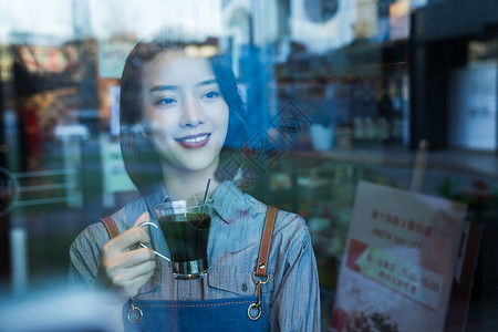 服务业主女侍者品尝自己做的咖啡背景