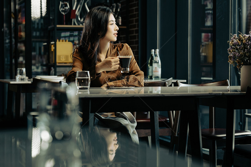 咖啡馆内喝咖啡的青年女人图片