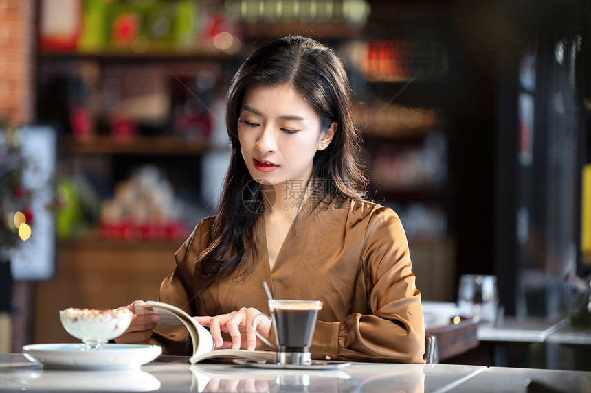 咖啡馆内在看书的青年女人图片