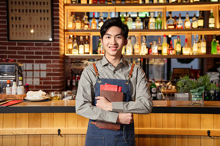 抱着菜单的餐吧男服务员高清图片