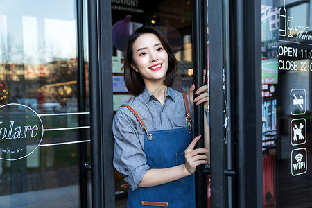 餐饮门条素材站在咖啡店门口的女服务员背景