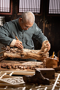 木雕艺术品貔貅认真雕刻的工匠师背景