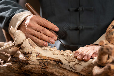 传统木工认真雕刻的工匠师背景