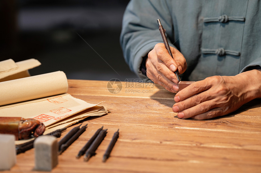 专家雕刻印章局部特写图片