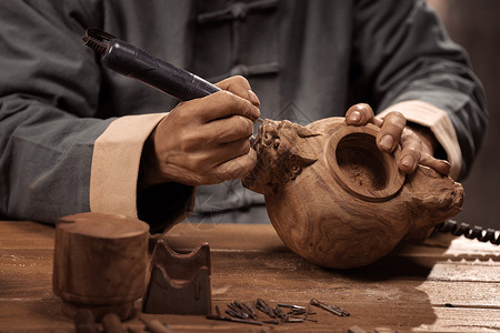 雕刻木头雕刻师在工作室里专注雕刻工艺品背景