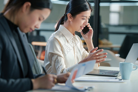 营销科技在办公室里打电话的商务女士背景