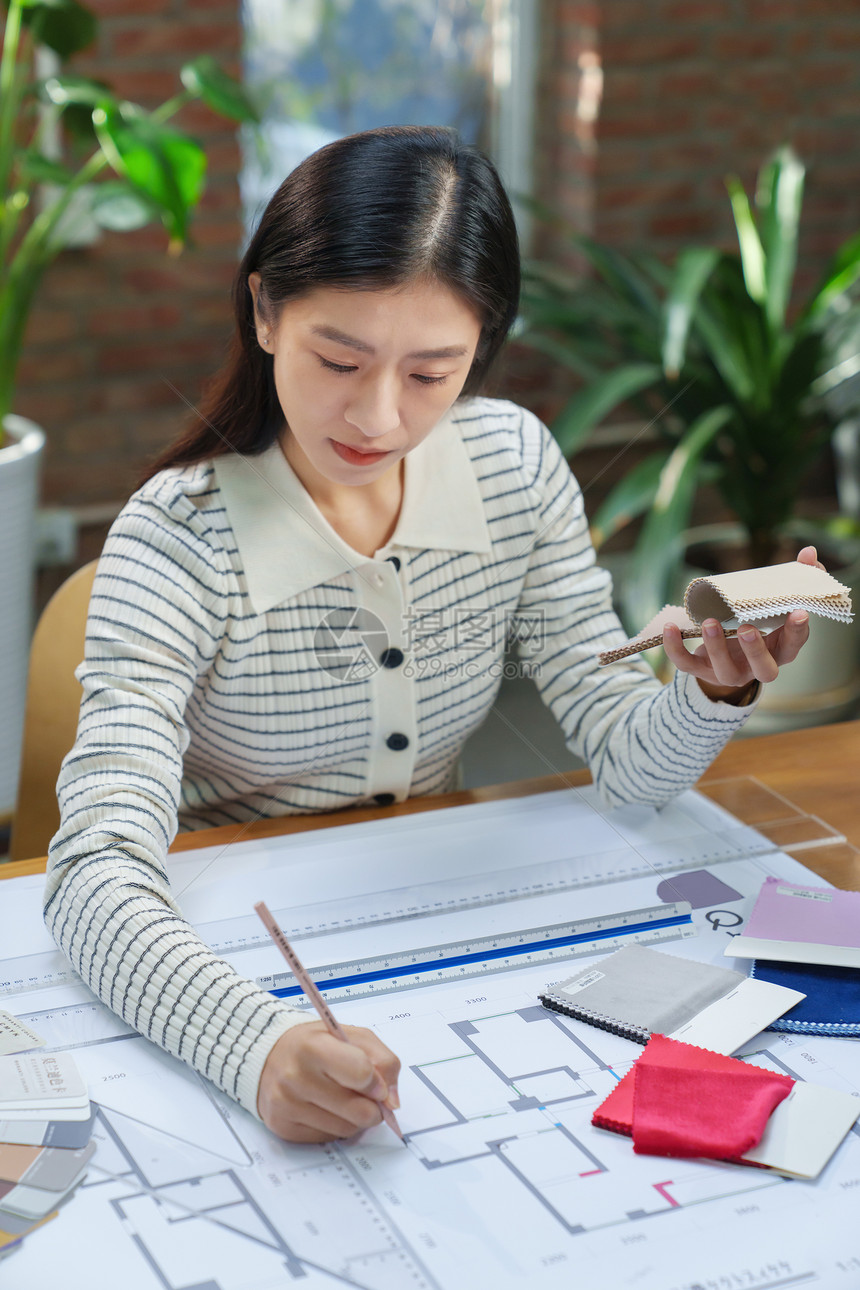 青年女设计师在办公室工作图片