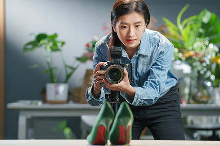 办公室花卉在工作室里拍照的青年女摄影师背景