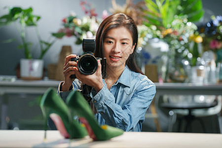 办公室花卉在工作室里拍照的青年女摄影师背景