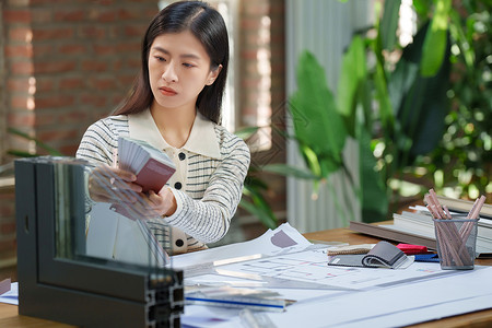 青年女设计师在办公室工作高清图片