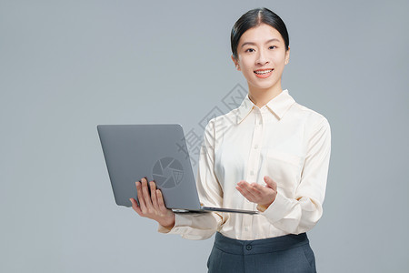拿着笔记本电脑的商务女士图片