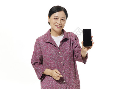 拿着手机展示的中年女性背景图片