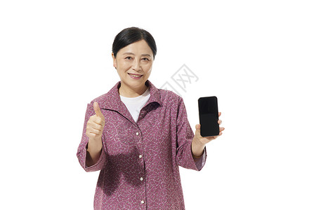 中年女性拿着手机展示点赞背景图片