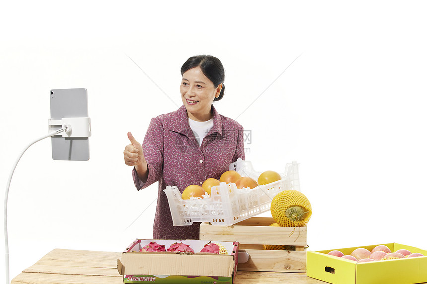 女性农民在直播间推销水果图片