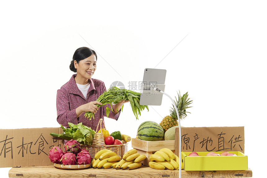中年女性菜农网络直播售卖有机蔬菜图片