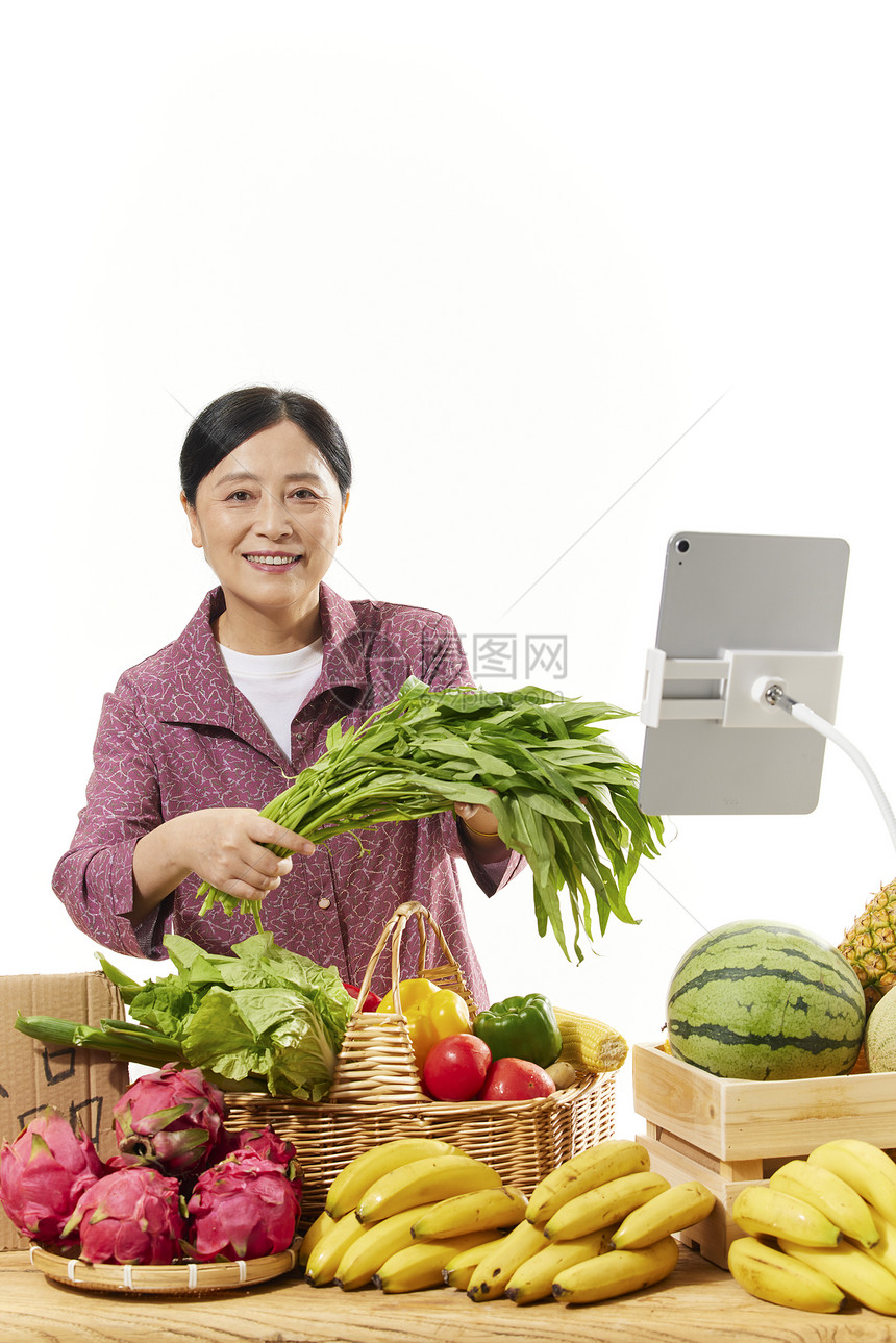 女性菜农网络直播售卖有机蔬菜图片