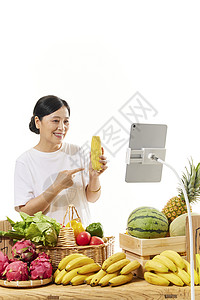 中年女菜农网络直播售卖有机蔬菜图片
