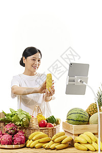 中年女性菜农网络直播售卖玉米图片