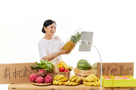 中年女性在直播间卖菠萝高清图片
