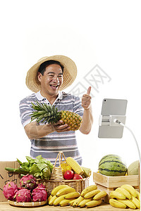 中年男性农民网络直播卖菠萝图片