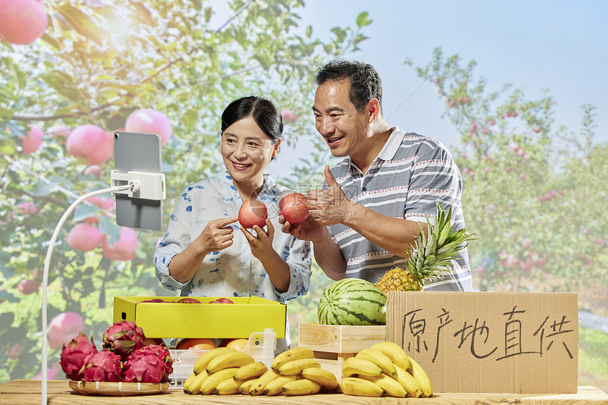 果农夫妇网络直播售卖水果图片