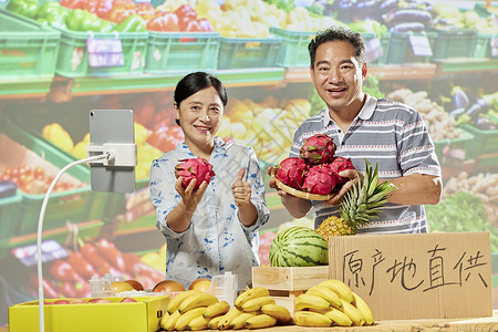 网络直播售卖水果的果农夫妻背景图片