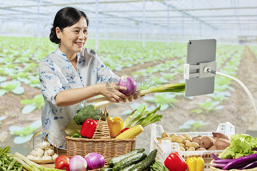 中年女性电商直播售卖蔬菜图片