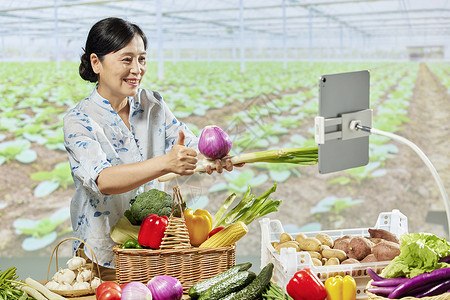 中年女性电商直播售卖洋葱背景图片