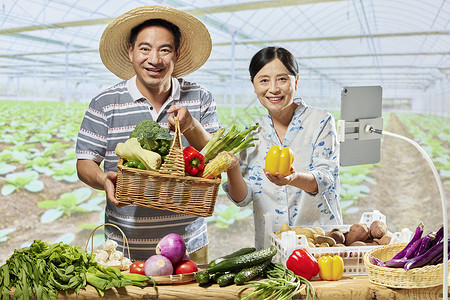 农民夫妇网络直播售卖蔬菜背景图片