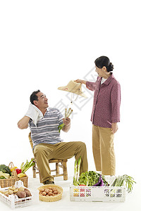 中年夫妇摆摊卖菜形象背景图片