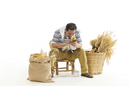 中年男性农民玩手机形象图片