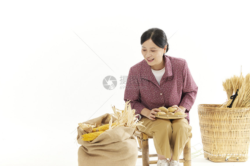 手拿着土豆的中年女性农民图片