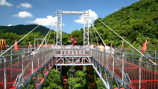 呀诺达雨林文化旅游区5A景区海南呀诺达景区的哇哎噜玻璃观景平台背景