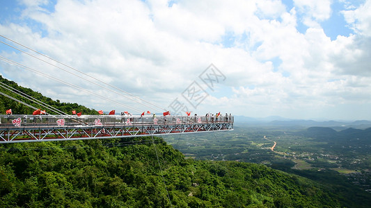 呀诺达雨林文化旅游区5A景区海南呀诺达景区的哇哎噜玻璃观景平台背景