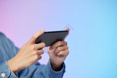 幕后玩家使用手机手部特写背景
