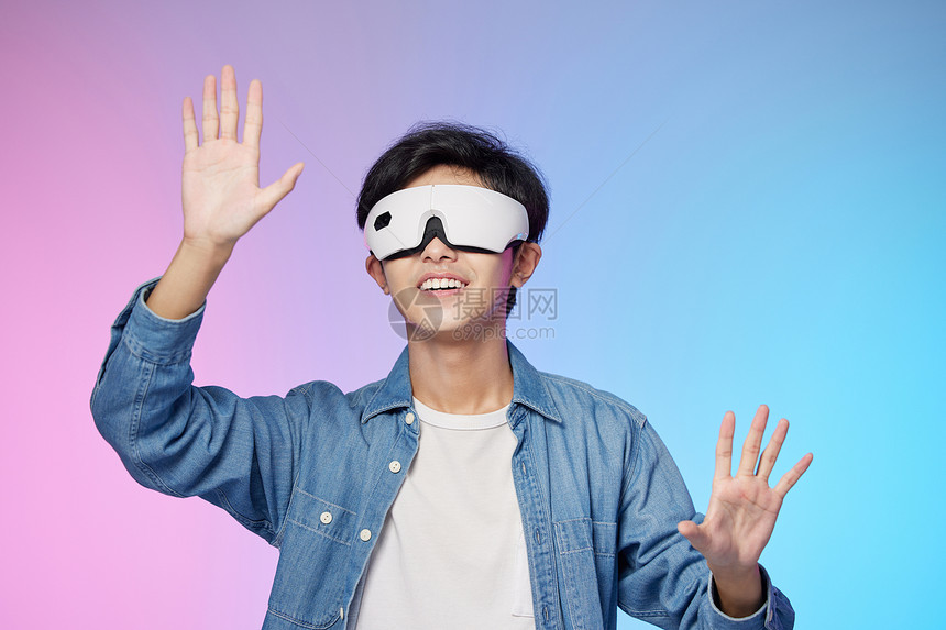 年轻男性体验vr眼镜虚拟触碰图片