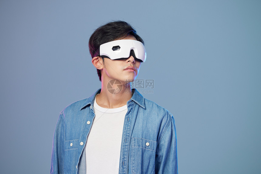 体验vr的男青年图片