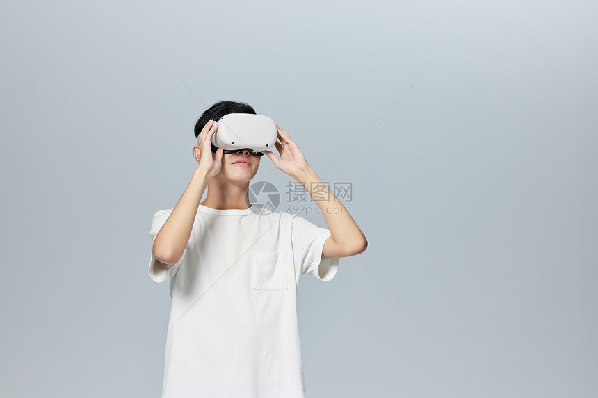 体验vr眼镜的年轻男性图片