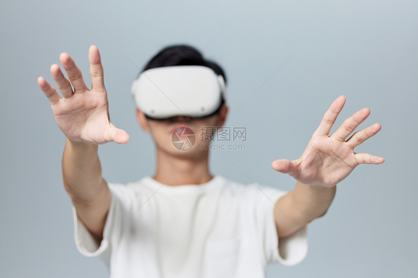 时尚年轻男性体验vr眼镜图片