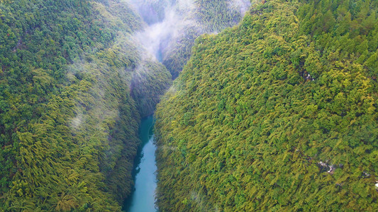 阿依河河谷峡谷云雾缭绕绿水青山阿依河河谷峡谷云雾缭绕绿水青山背景图片