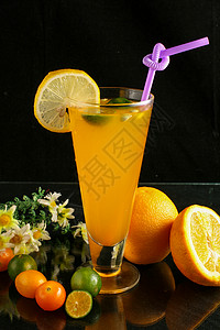 插吸管橙子一杯新鲜的橙汁背景