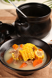 玉米煲龙骨厨师煲汤高清图片