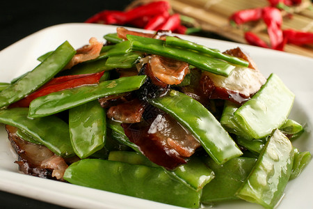 中式美食腊味荷兰豆高清图片