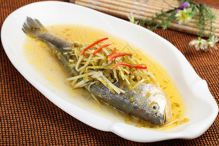 中式美食咸菜笋丝蒸大黄鱼背景图片