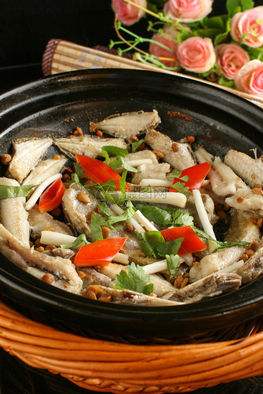 中式美食砂锅小黄鱼图片