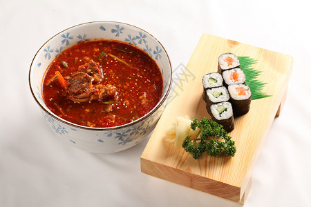 辣牛肉汤配寿司高清图片