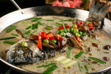 炖鲫鱼烹饪豌豆汤高清图片