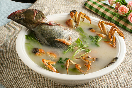 河蟹炖鱼砂锅炖鱼高清图片