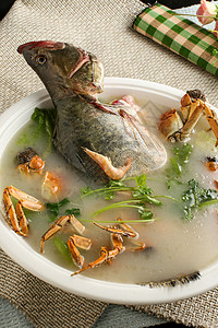 河蟹炖鱼砂锅炖鱼高清图片